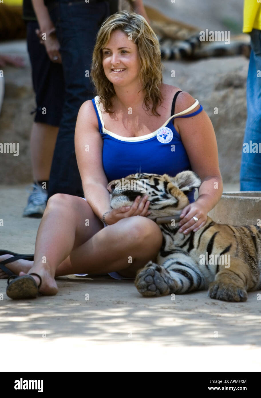 Tiger Temple près de la Thaïlande Kanchanaburi Banque D'Images