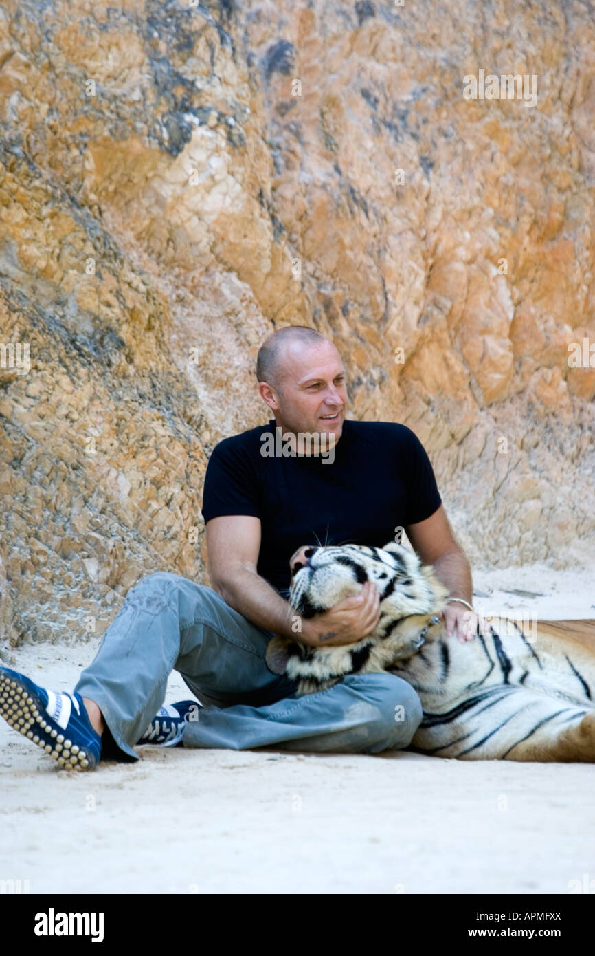 Tiger Temple près de la Thaïlande Kanchanaburi Banque D'Images