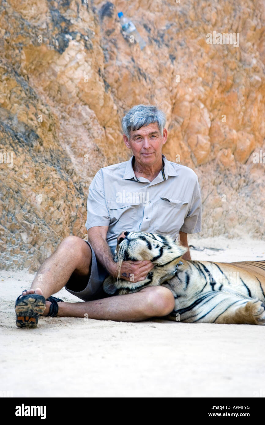 Tiger Temple près de la Thaïlande Kanchanaburi Banque D'Images