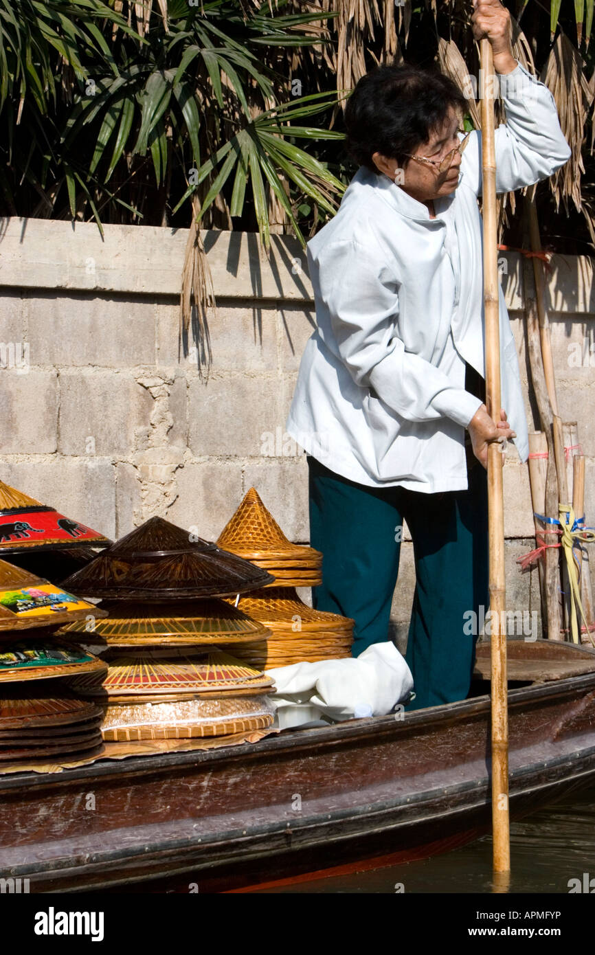 Marché flottant de Damnoen Saduak attraction touristique près de Bangkok en Thaïlande Banque D'Images