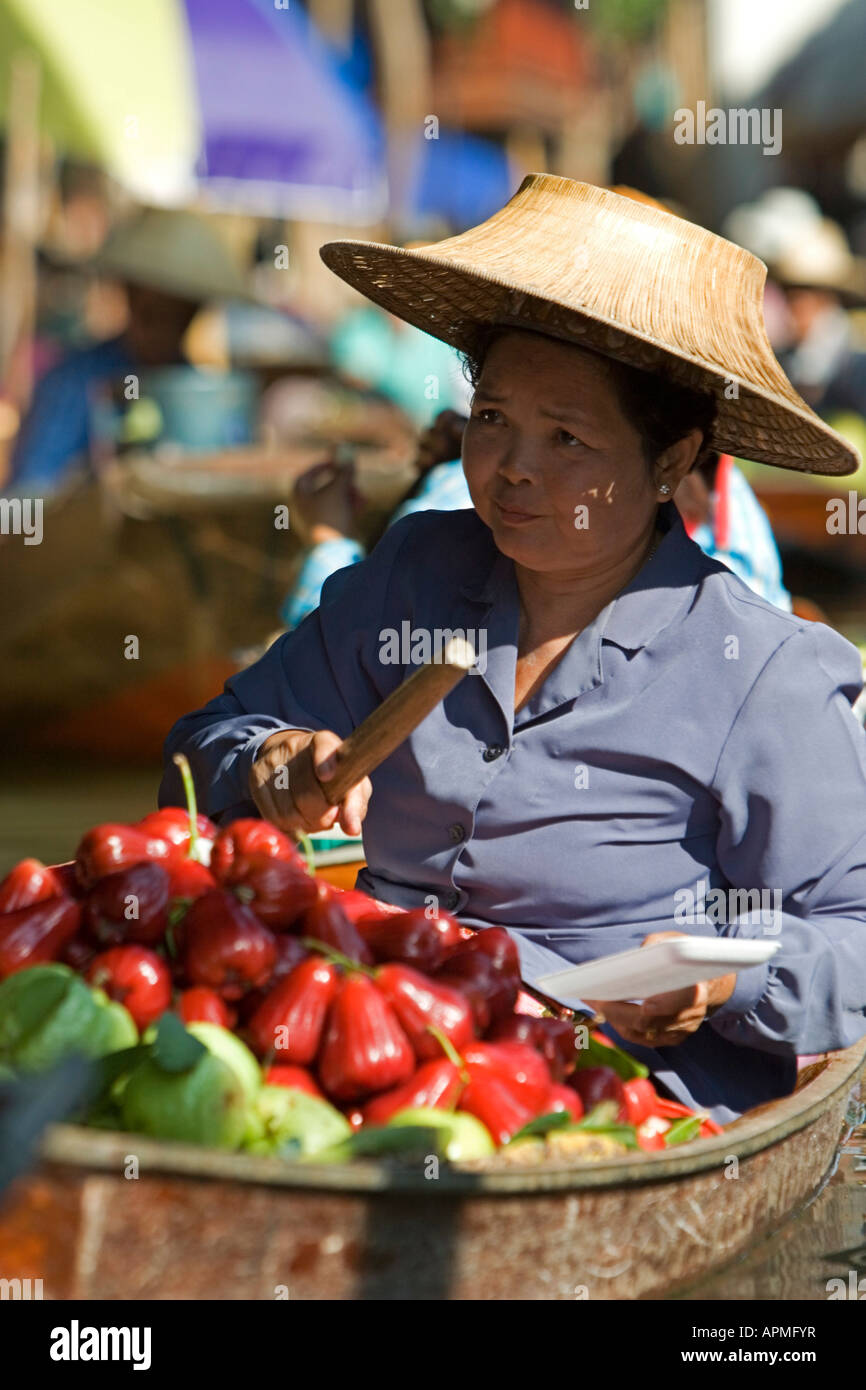 Marché flottant de Damnoen Saduak attraction touristique près de Bangkok en Thaïlande Banque D'Images