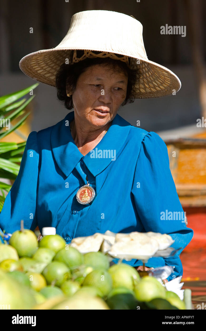 Marché flottant de Damnoen Saduak attraction touristique près de Bangkok en Thaïlande Banque D'Images