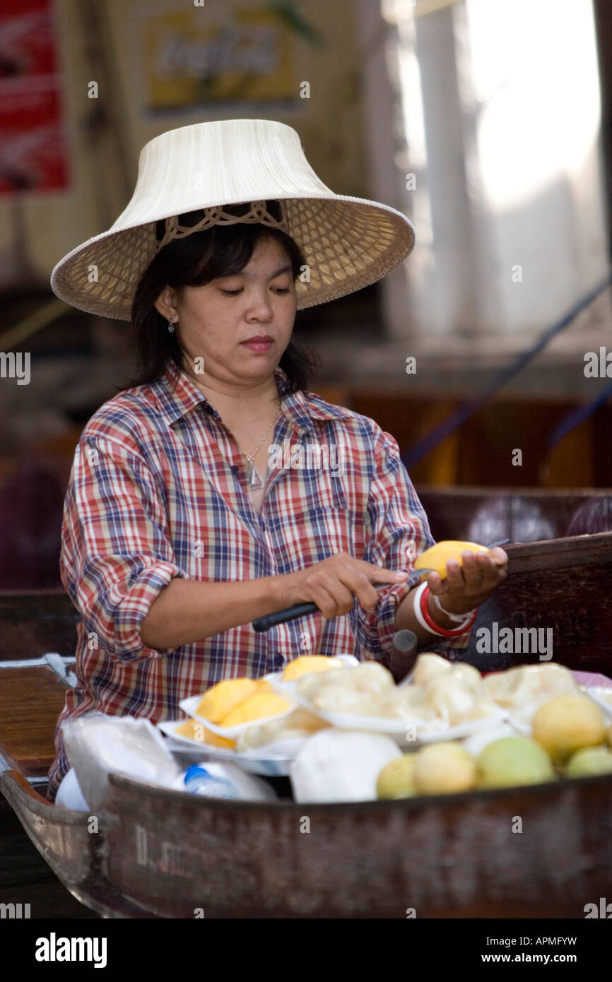 Marché flottant de Damnoen Saduak attraction touristique près de Bangkok en Thaïlande Banque D'Images