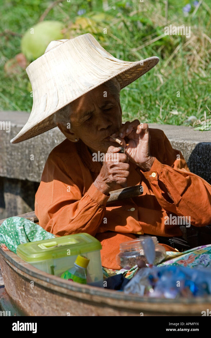 Marché flottant de Damnoen Saduak attraction touristique près de Bangkok en Thaïlande Banque D'Images