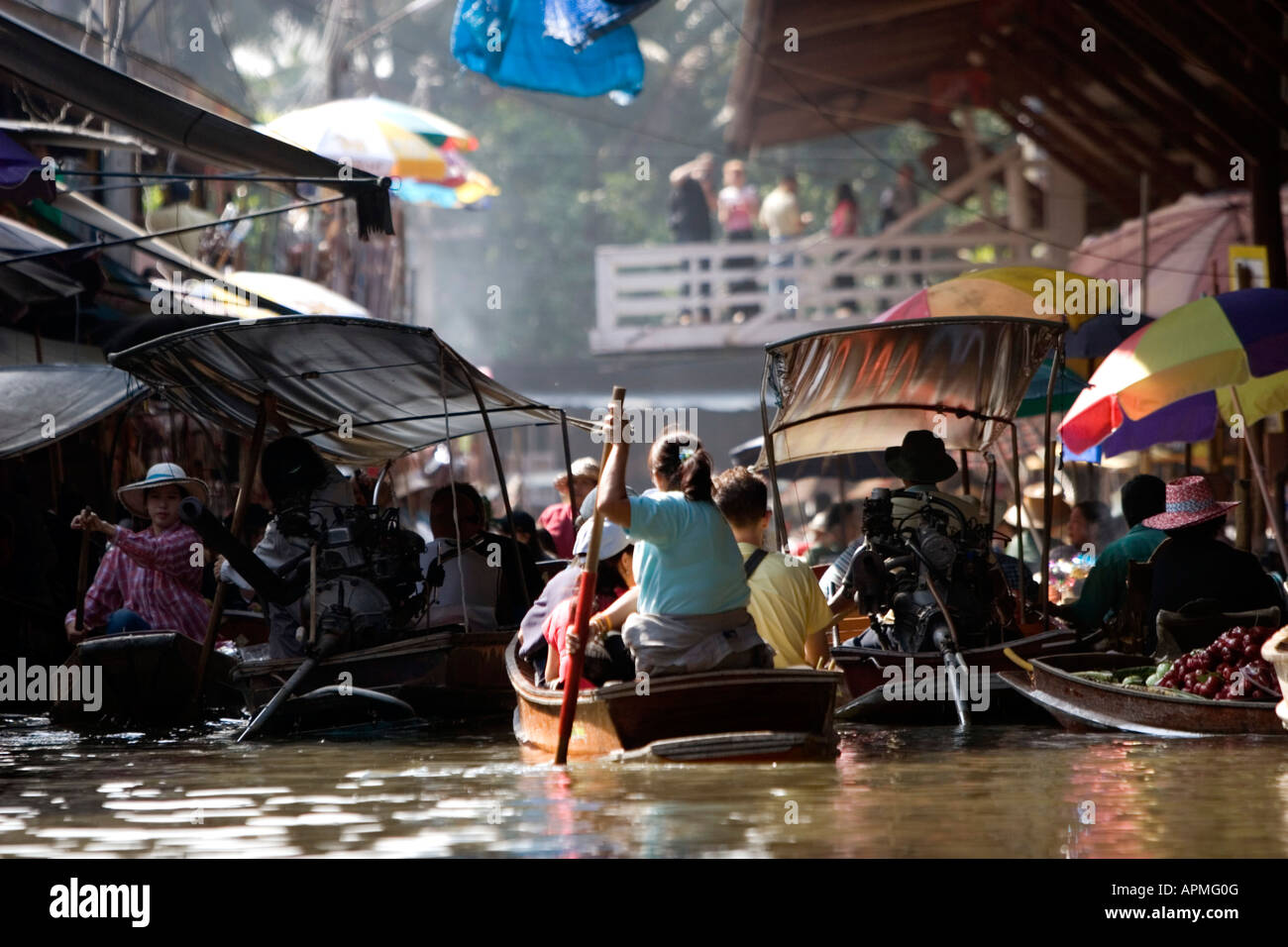 Marché flottant de Damnoen Saduak attraction touristique près de Bangkok en Thaïlande Banque D'Images