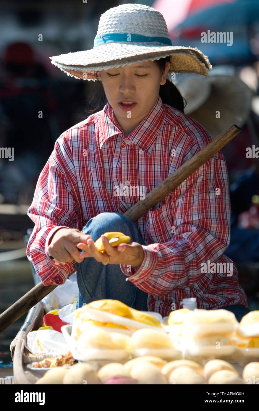 Marché flottant de Damnoen Saduak attraction touristique près de Bangkok en Thaïlande Banque D'Images