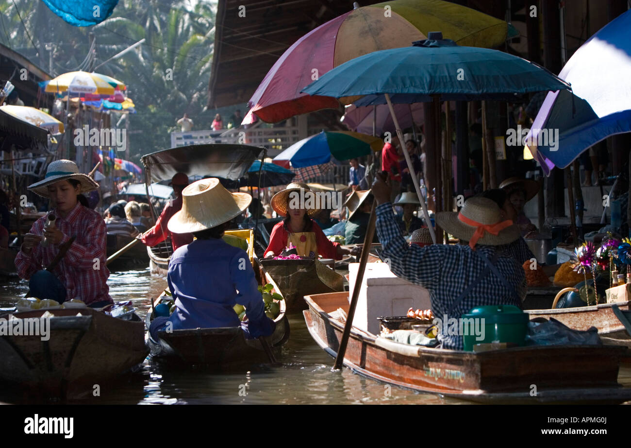 Marché flottant de Damnoen Saduak attraction touristique près de Bangkok en Thaïlande Banque D'Images