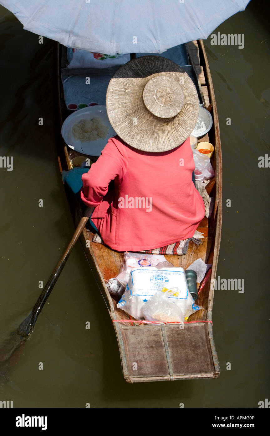 Marché flottant de Damnoen Saduak attraction touristique près de Bangkok en Thaïlande Banque D'Images