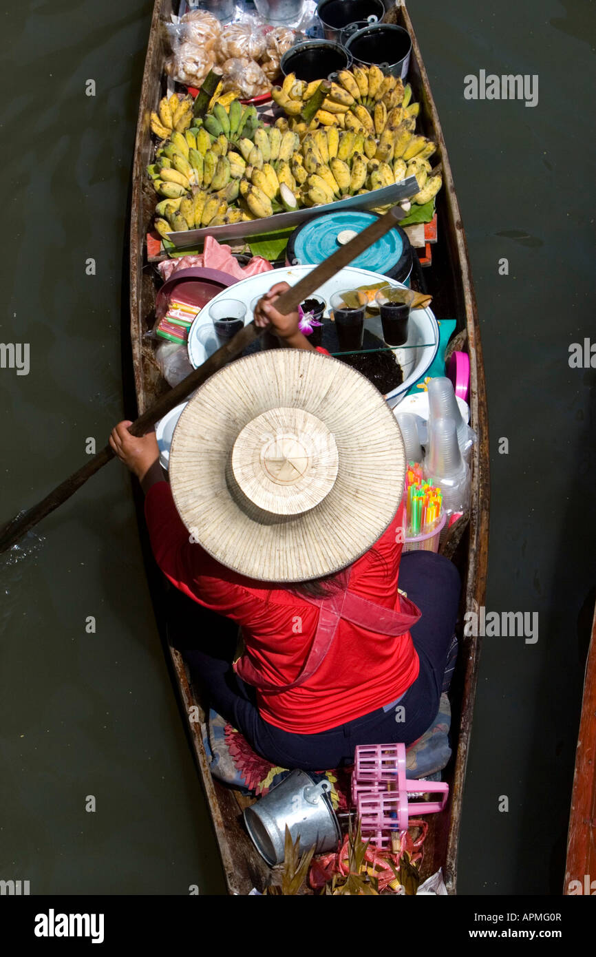 Marché flottant de Damnoen Saduak attraction touristique près de Bangkok en Thaïlande Banque D'Images