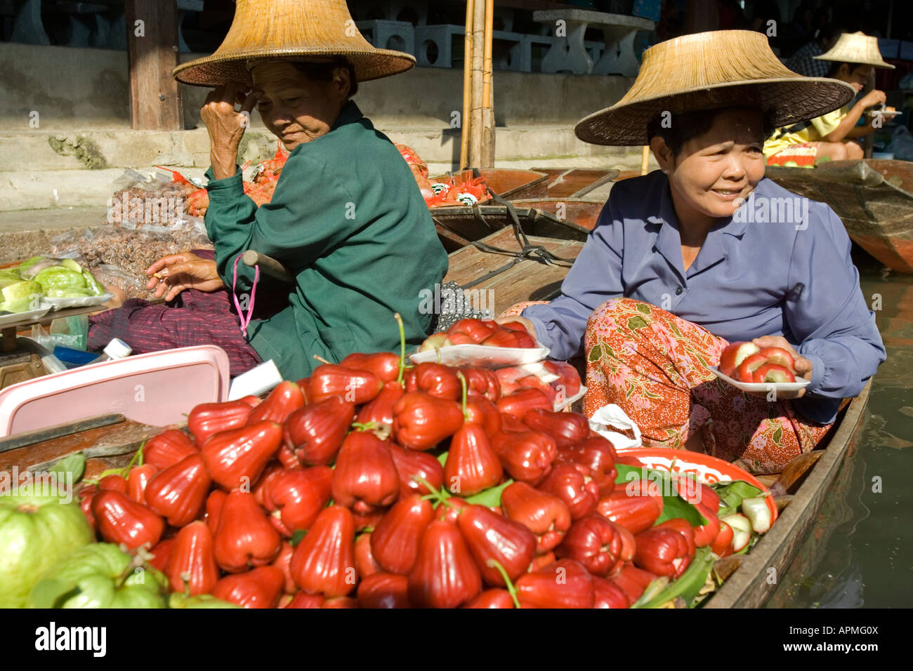 Marché flottant de Damnoen Saduak attraction touristique près de Bangkok en Thaïlande Banque D'Images