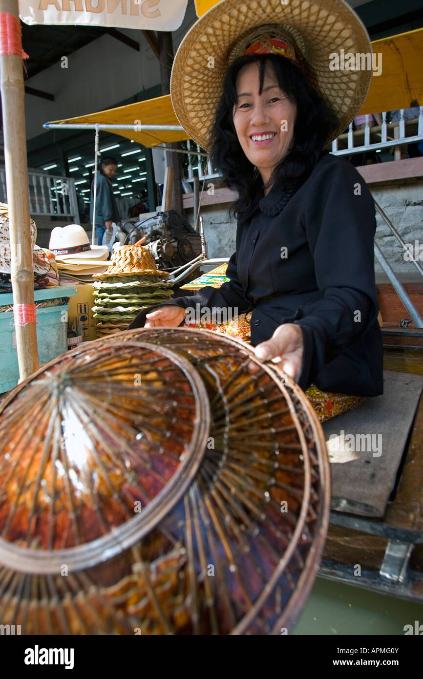 Marché flottant de Damnoen Saduak attraction touristique près de Bangkok en Thaïlande Banque D'Images
