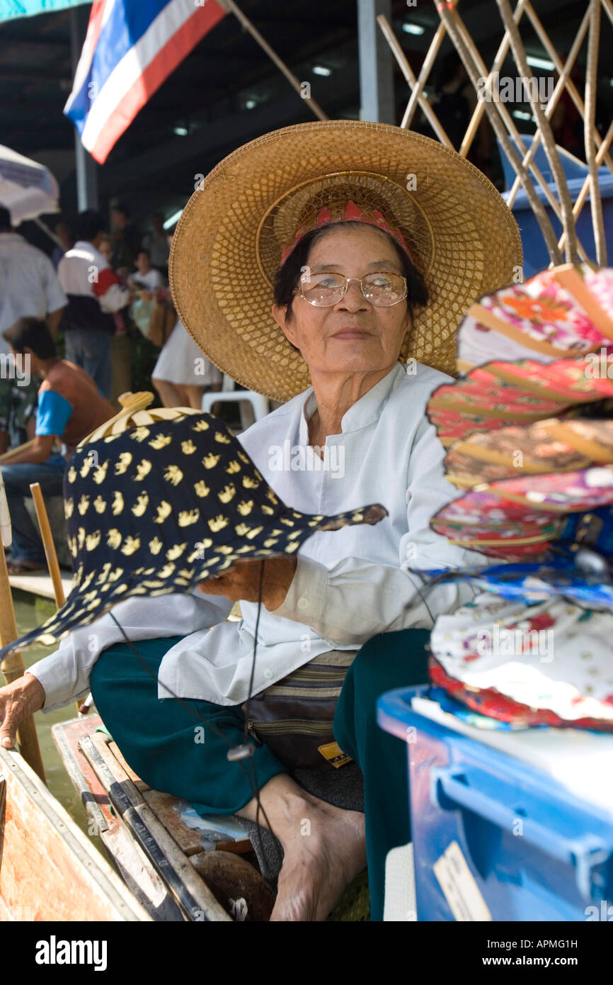 Marché flottant de Damnoen Saduak attraction touristique près de Bangkok en Thaïlande Banque D'Images