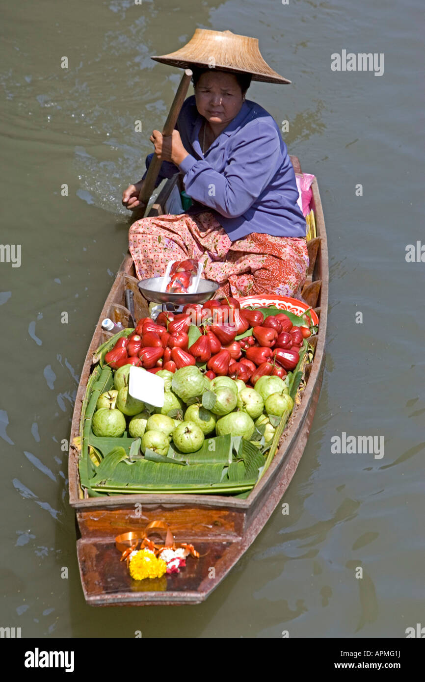 Marché flottant de Damnoen Saduak attraction touristique près de Bangkok en Thaïlande Banque D'Images