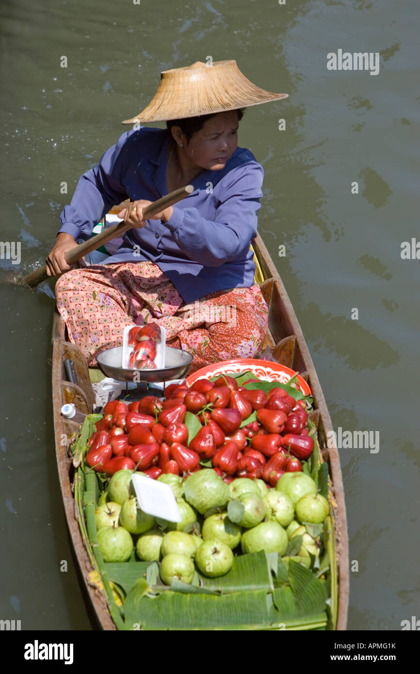 Marché flottant de Damnoen Saduak attraction touristique près de Bangkok en Thaïlande Banque D'Images