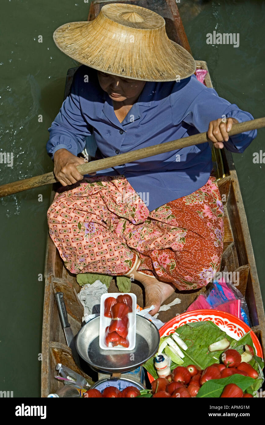Marché flottant de Damnoen Saduak attraction touristique près de Bangkok en Thaïlande Banque D'Images