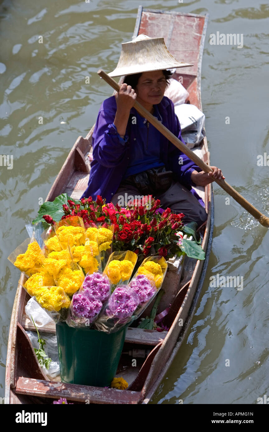 Marché flottant de Damnoen Saduak attraction touristique près de Bangkok en Thaïlande Banque D'Images