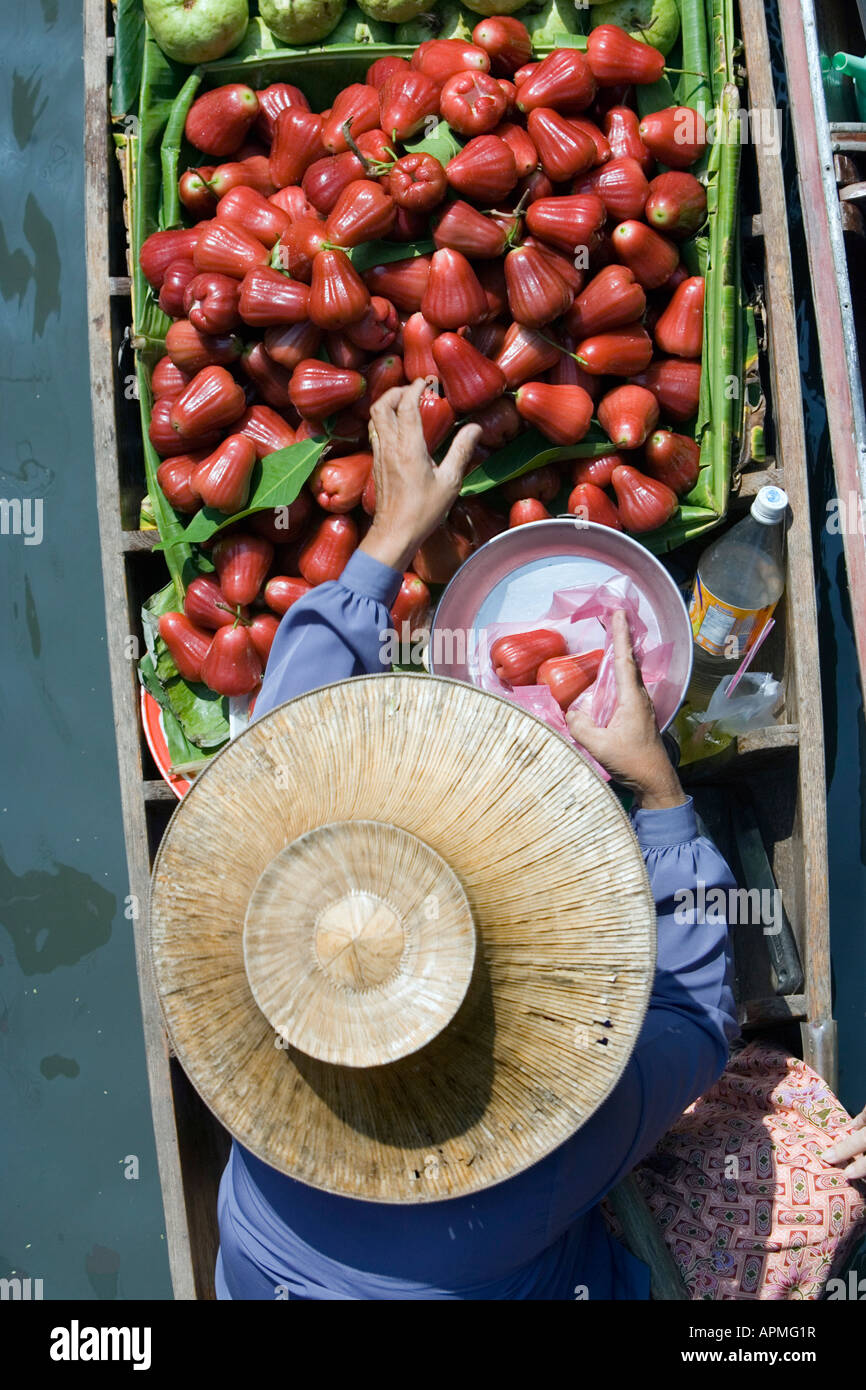 Marché flottant de Damnoen Saduak attraction touristique près de Bangkok en Thaïlande Banque D'Images