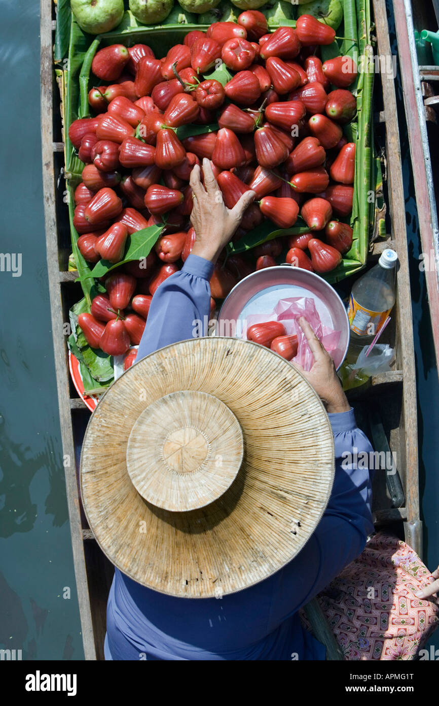 Marché flottant de Damnoen Saduak attraction touristique près de Bangkok en Thaïlande Banque D'Images
