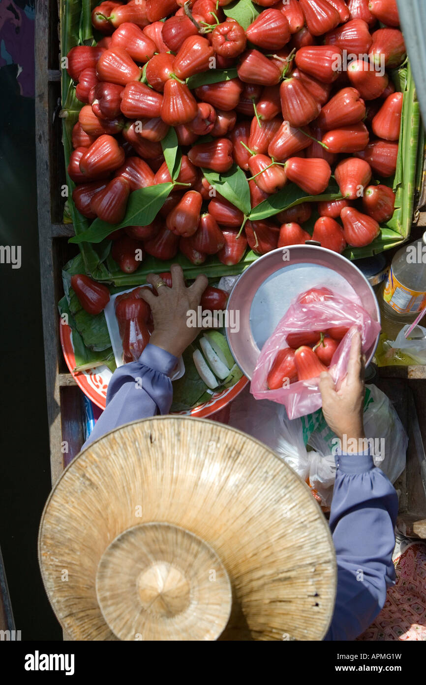 Marché flottant de Damnoen Saduak attraction touristique près de Bangkok en Thaïlande Banque D'Images