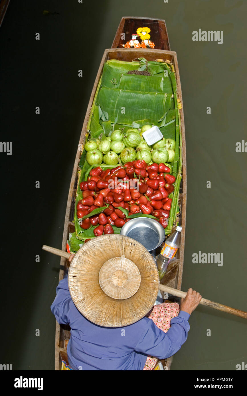 Marché flottant de Damnoen Saduak attraction touristique près de Bangkok en Thaïlande Banque D'Images