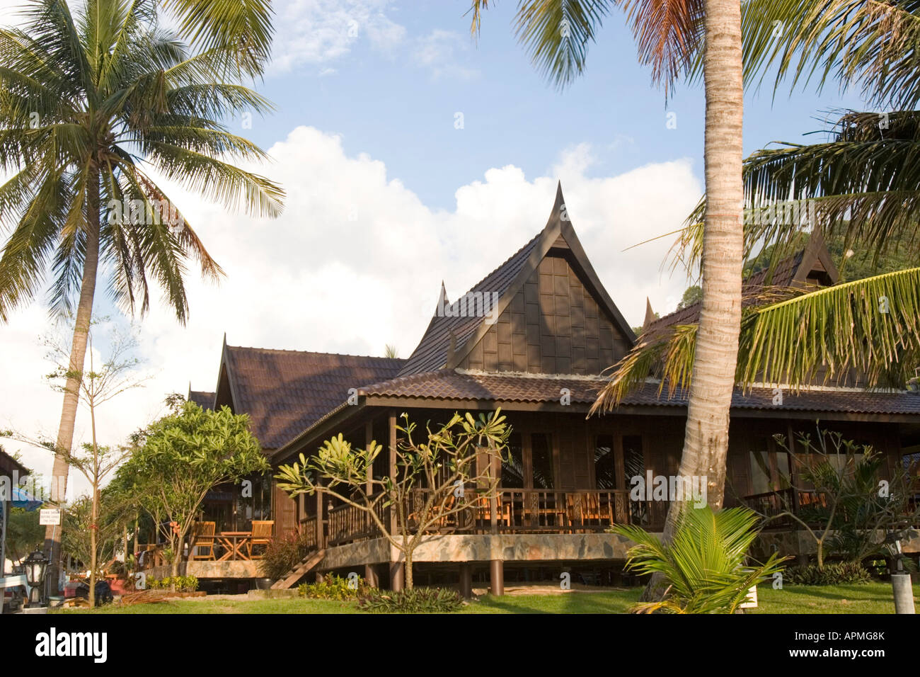 Haut ton toit de style thaïlandais, les chambres sur Hat Rin Nok Sunrise Beach Ko Pha Ngan Thaïlande Banque D'Images