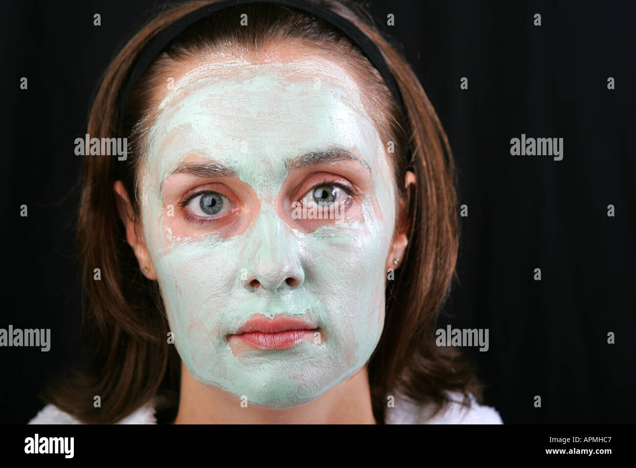 Jeune femme brune portant un masque d'avocat vert traitement de la peau beauté de la peau soins de santé des femmes produit cosmétique Banque D'Images