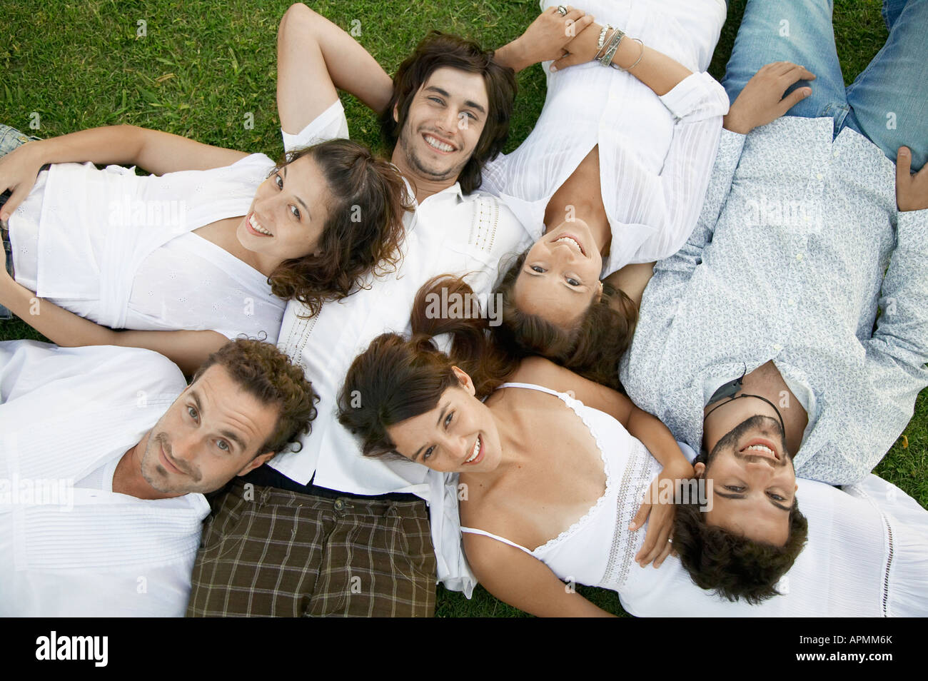 Six jeunes lying on grass (portrait, juste au-dessus) Banque D'Images
