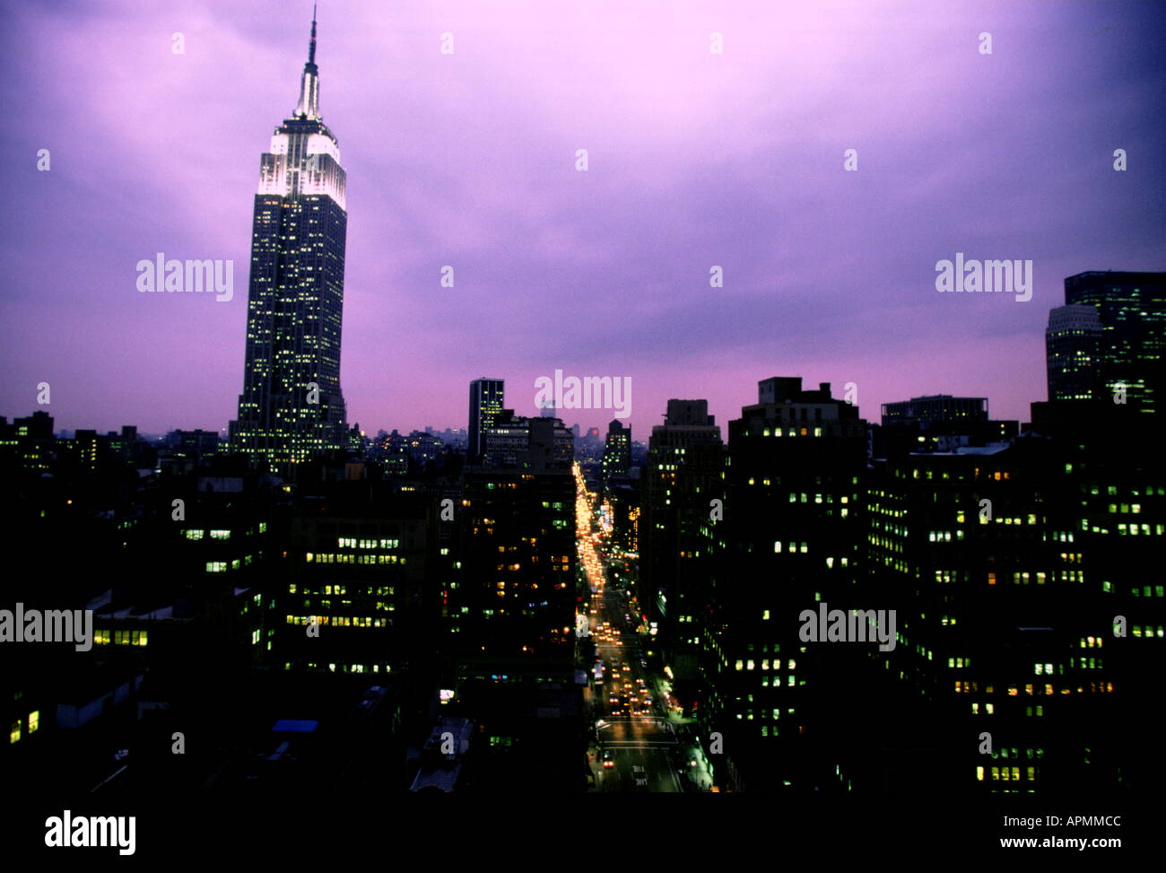 New York le coucher du soleil avec des bâtiments éclairés Banque D'Images