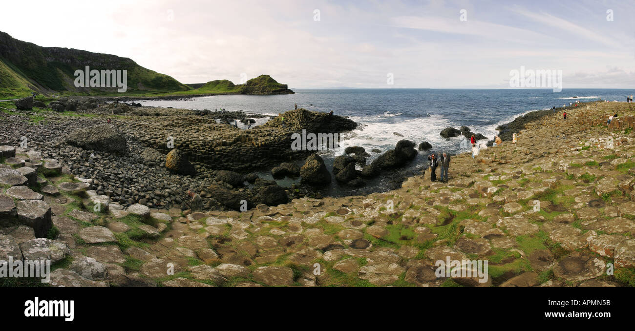 Image panoramique de touristes à la découverte de la célèbre Chaussée des Géants, site classé au patrimoine mondial dans le comté d'Antrim en Irlande du Nord Grande-bretagne GO Banque D'Images