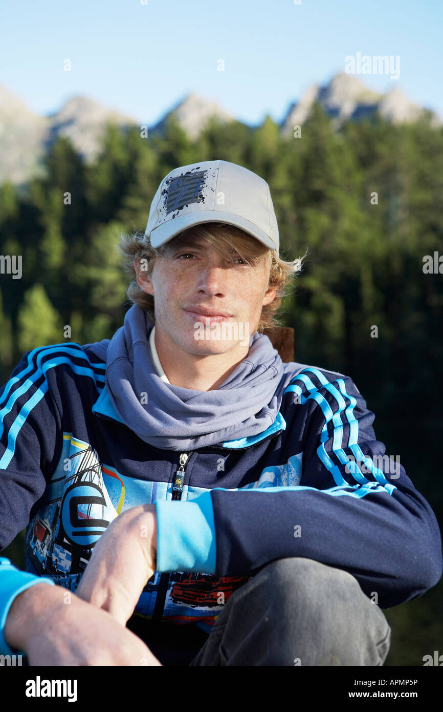 Teenage boy wearing baseball cap (portrait) Banque D'Images