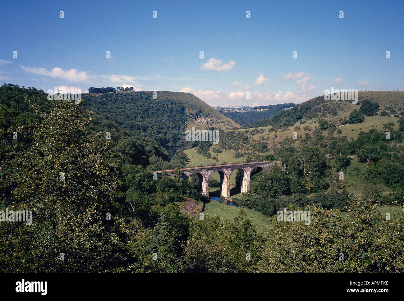 Vue de la colline de Dale Monsal collines boisées et viaduc de chemin ...