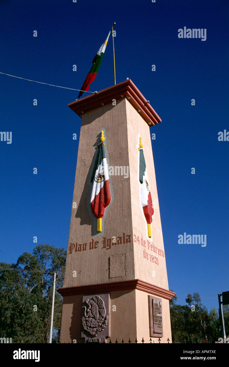Détail d'un monument commémorant l'endroit où le drapeau national a été conçu se trouve dans Bouagénina un drapeau flotte à partir du haut du monument dont les côtés inscrit avec l'écriture des répliques de l'indicateur d'affichage Banque D'Images