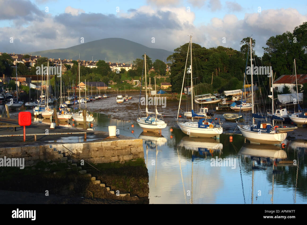 Port de Caernarfon en fin de soirée, avec au loin, Snowdonia au Pays de Galles Banque D'Images