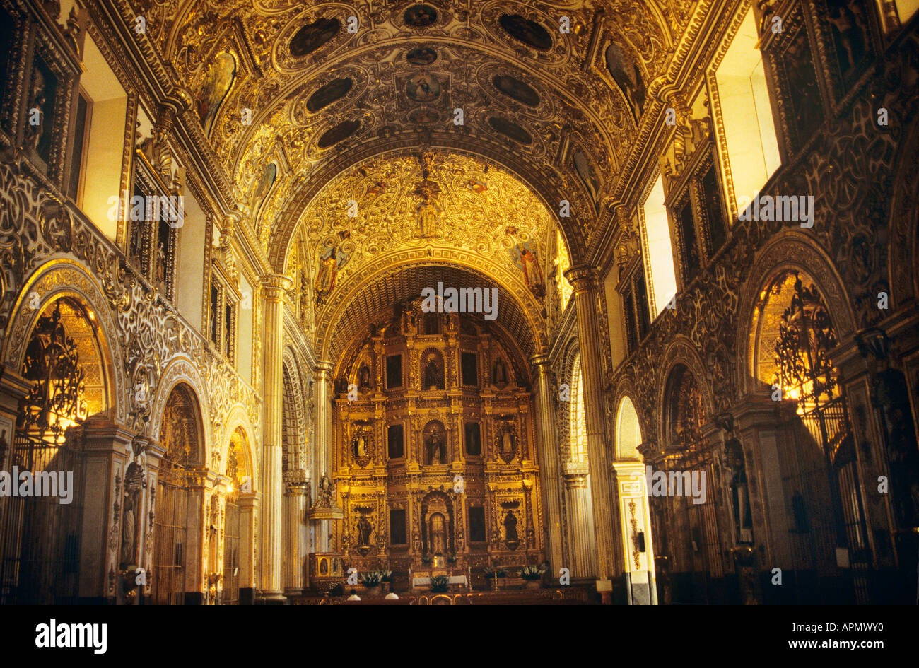 Les filtres solaires dans le Templo de Santo Domingo avec son haut plafond voûté construit au xvie siècle par les dominicains l'intérieur était l'allégement en stuc doré et finement peint par top artisans mexicains au cours du 17ème siècle Oaxaca Banque D'Images