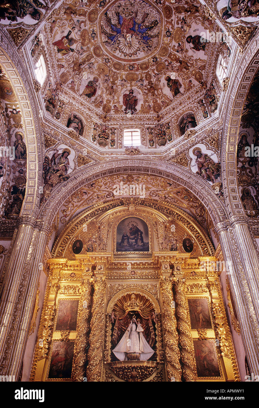 Les filtres solaires dans le Templo de Santo Domingo avec son plafond voûté entièrement noirs avec 36 tableaux l'église a été construite par les Dominicains au 16ème siècle Oaxaca Banque D'Images