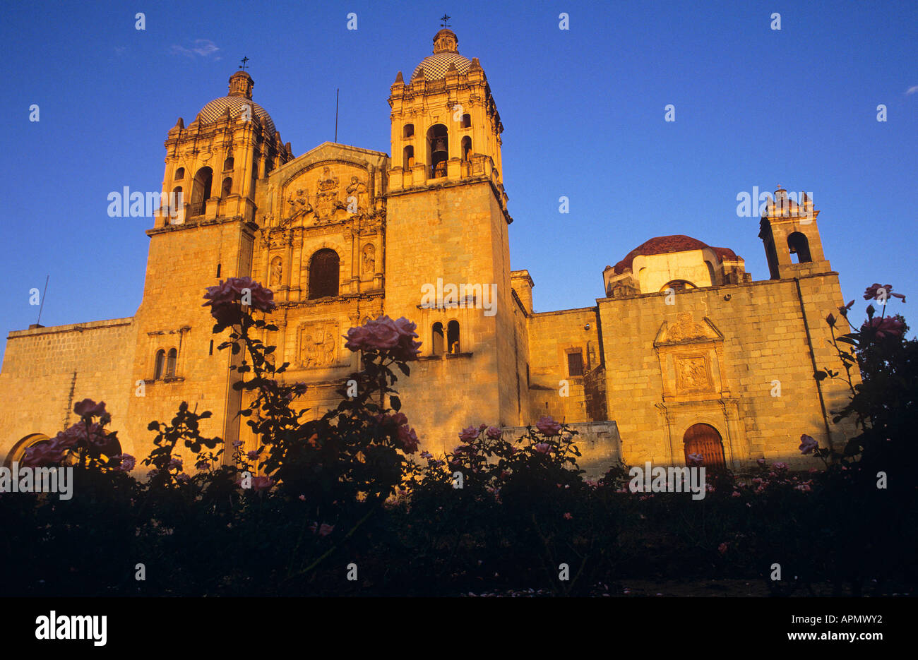Les ombres tombent sur la façade du couvent de Santo Domingo Oaxaca Banque D'Images
