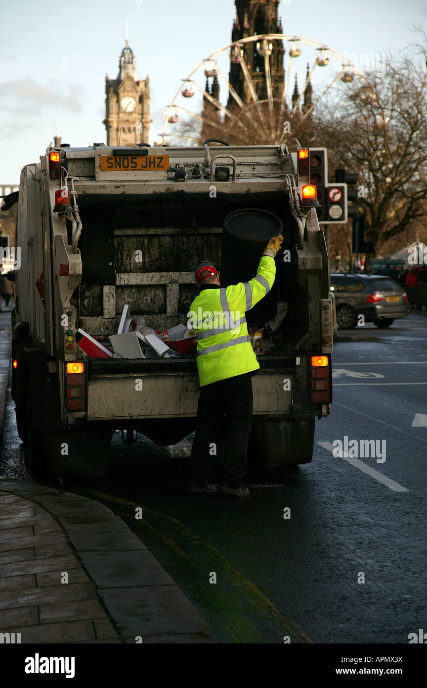 Collecteur de déchets, Princes Street, Edinburgh, Scotland UK, Europe Banque D'Images