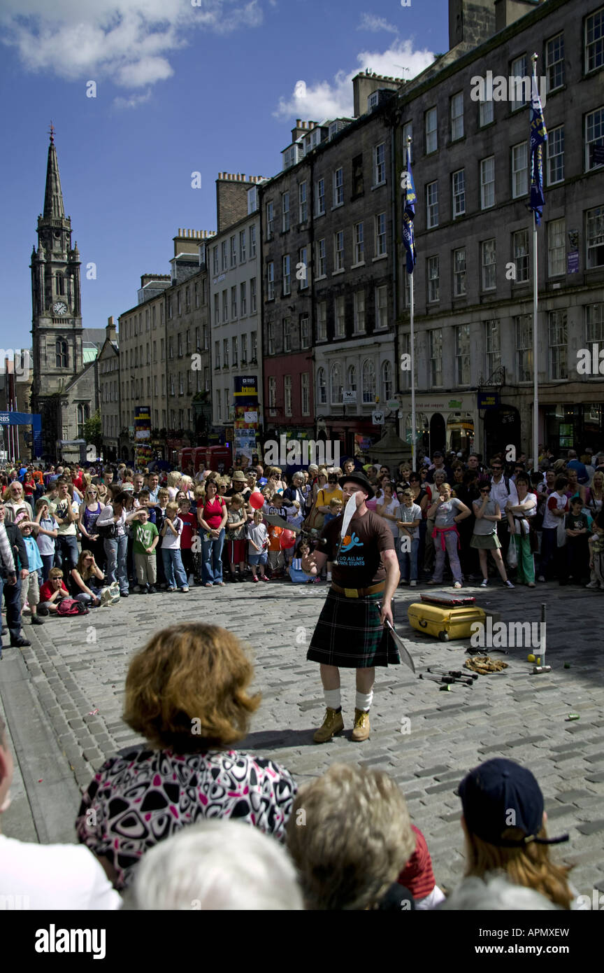 Edinburgh Fringe street performer juggling couteaux, Scotland UK Europe Banque D'Images