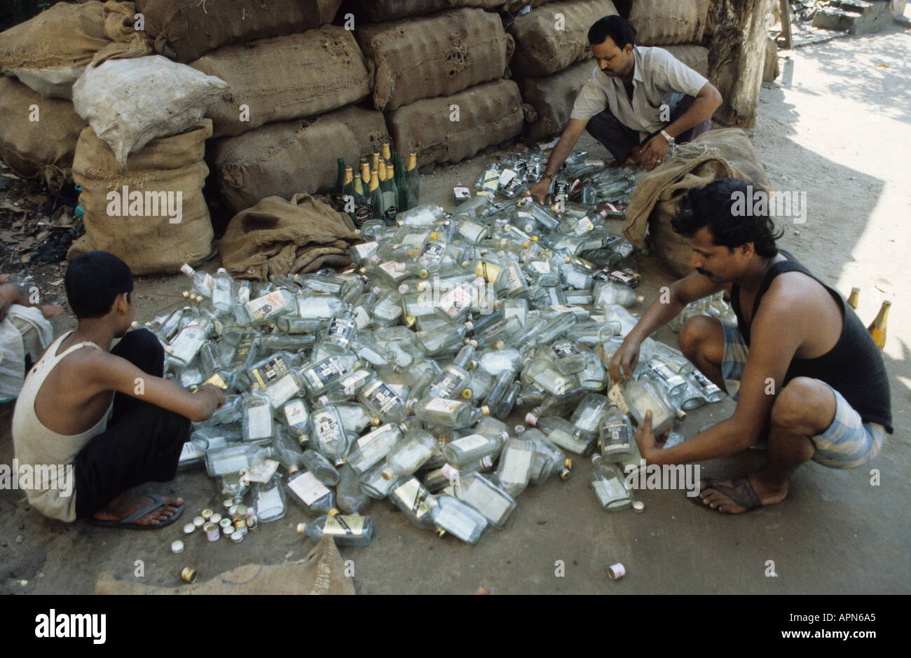 Bouteilles de recyclage à Calcutta en Inde par une caste inférieure 'intouchable' workers Banque D'Images