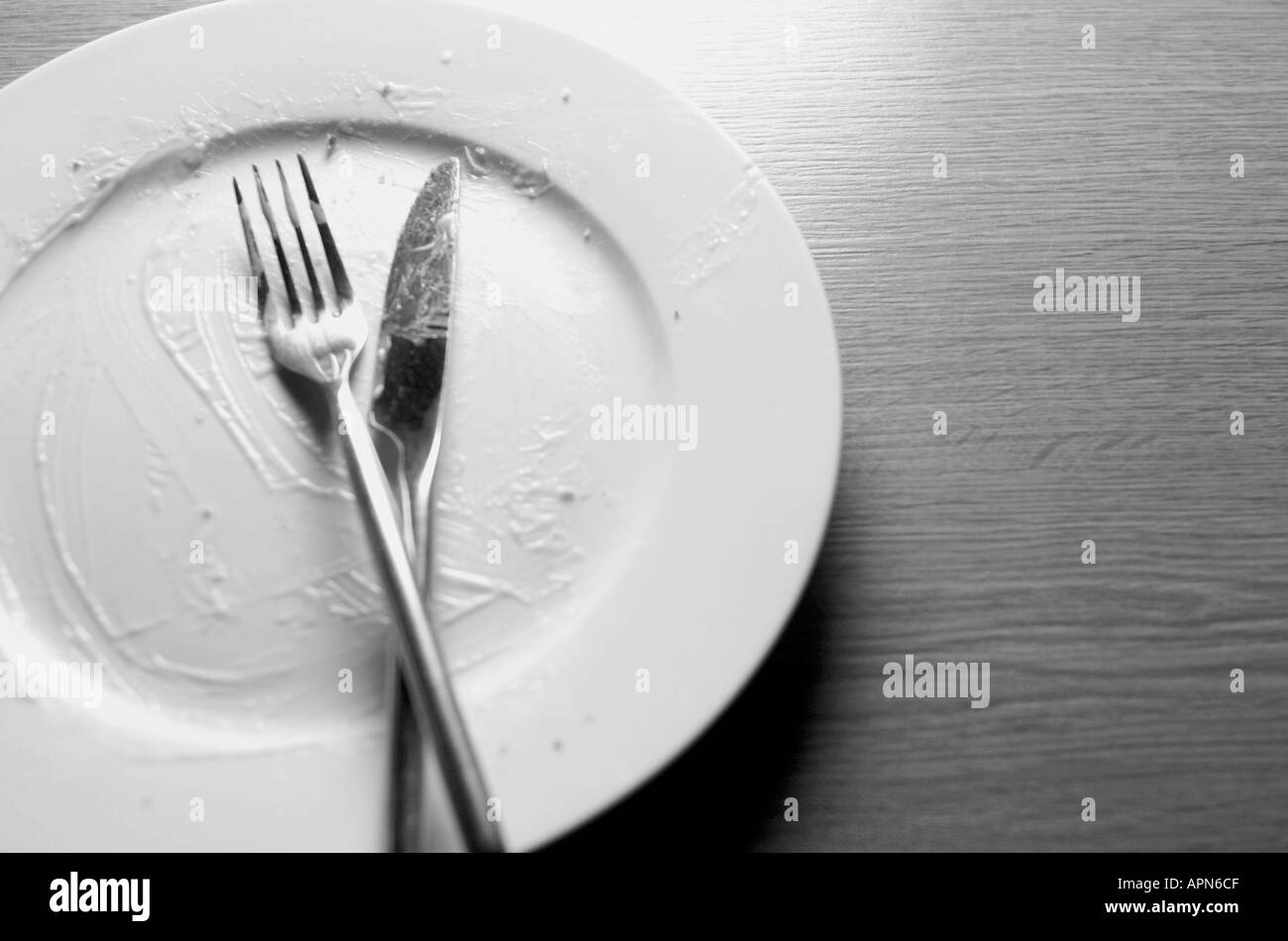 Assiette vide utilisé avec le couteau et la fourchette sur la table d'examen Banque D'Images