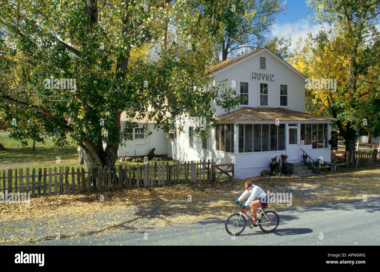 L'historique Hôtel Frenchglen dans le sud-est de l'Oregon avec man riding bicycle on road Banque D'Images