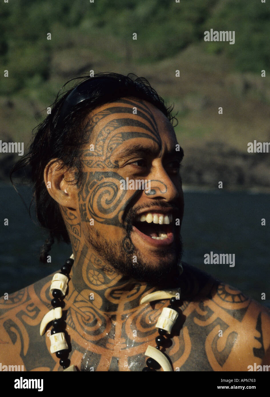 Avec les tatouages marquisiens traditionnels sur l'île de Ua Huka Marquises Polynésie Française Banque D'Images