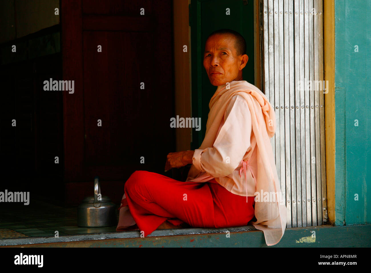 Nun ayant une pause thé juste en dehors de Rangoon (Yangon), la Birmanie (Myanmar) Banque D'Images