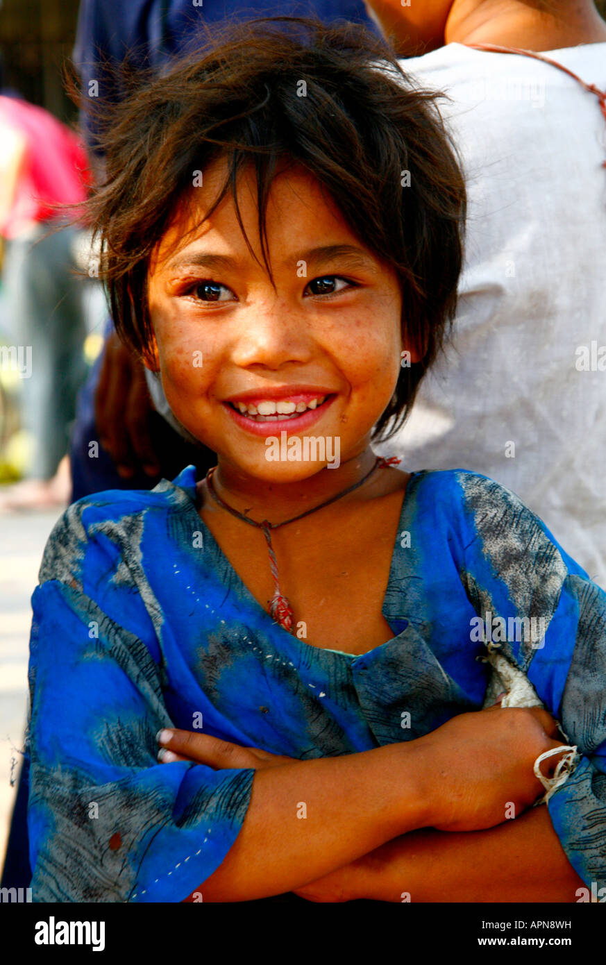 Enfant de la rue, avec sourire innocent - Myanmar, Birmanie Banque D'Images
