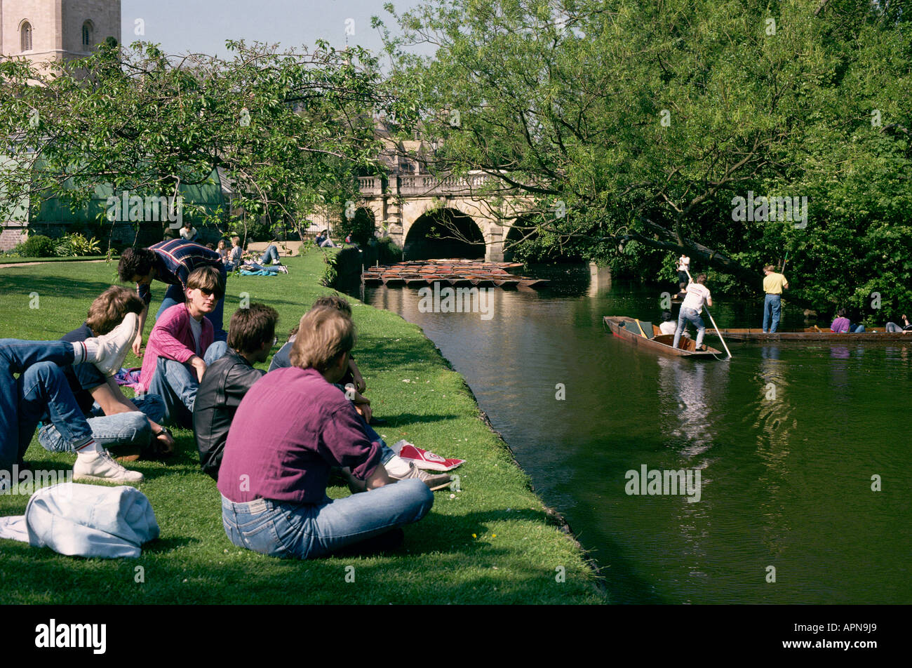 Les gens se détendre à côté de la rivière Cherwell comme plates progresser vers le pont Oxford Banque D'Images
