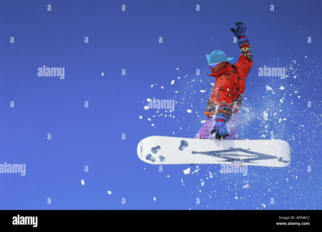 Snowboarder en plein vol aller. Banque D'Images