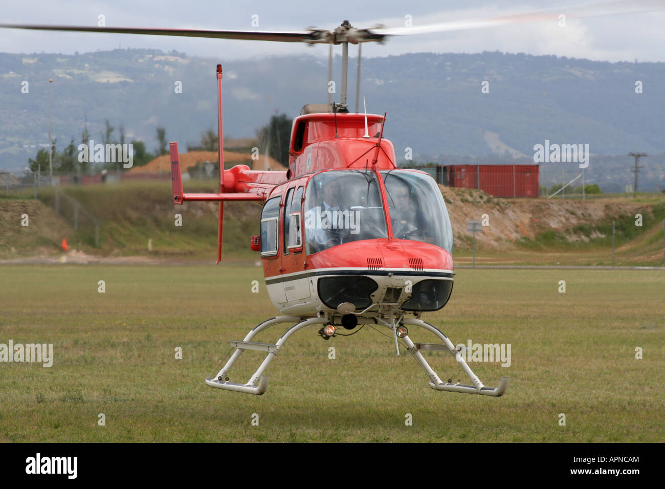 Vol stationnaire en hélicoptère. Hélicoptère privé Bell 206L1 LongRanger II (un dérivé du