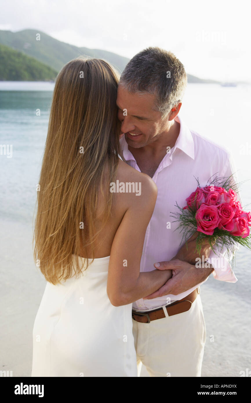 Les nouveaux mariés hugging on beach, St John, US Virgin Islands, USA Banque D'Images