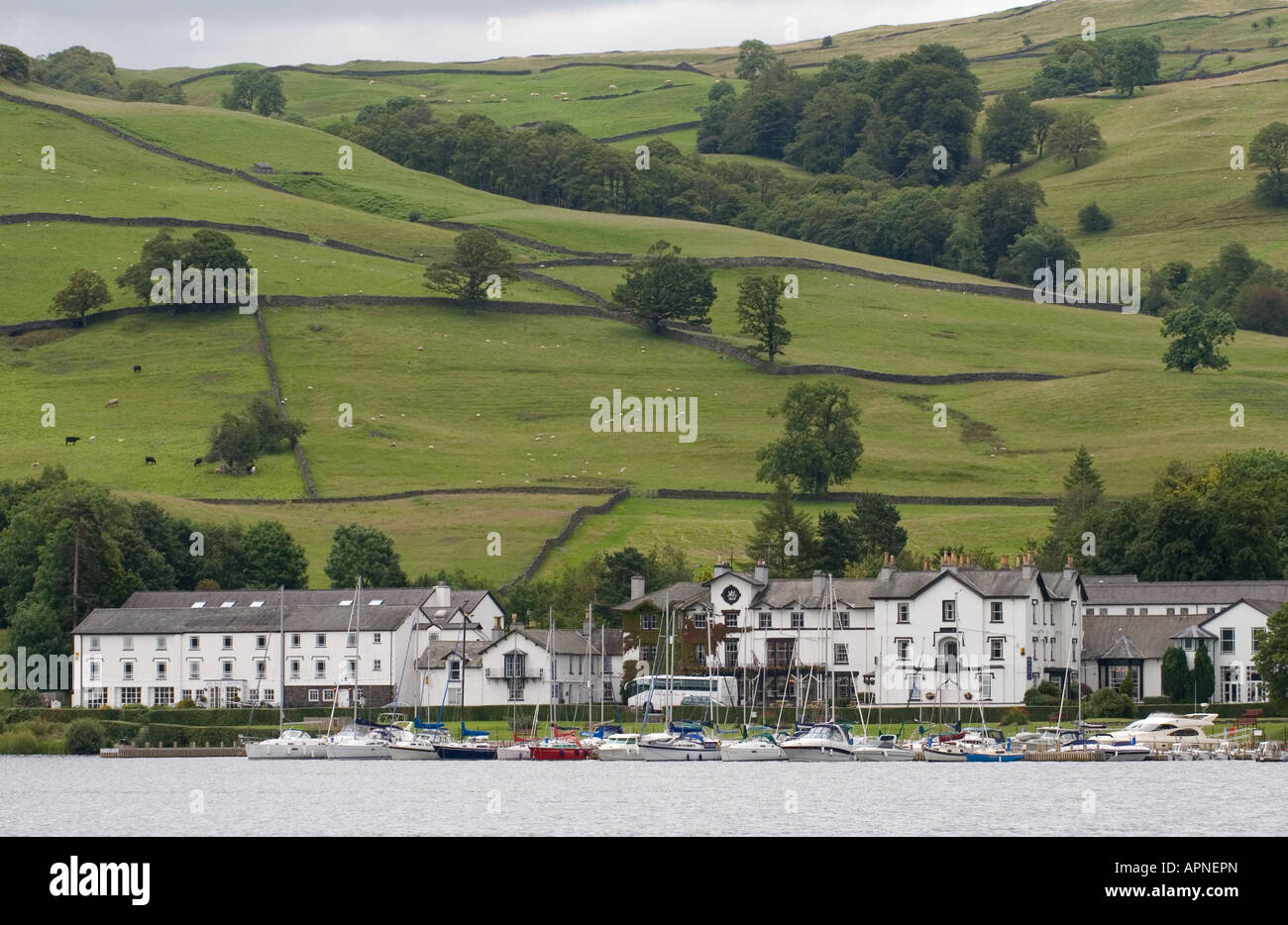 Bâtiments et sur les rives du lac Windermere, Parc National de Lake District, Cumbria, Angleterre Banque D'Images