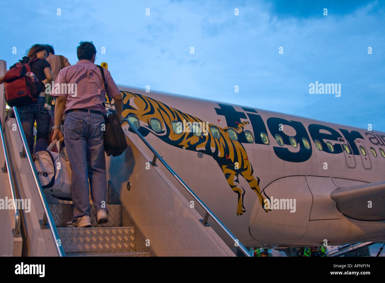 Les gens d'embarquer dans un avion Tiger Airlines Banque D'Images